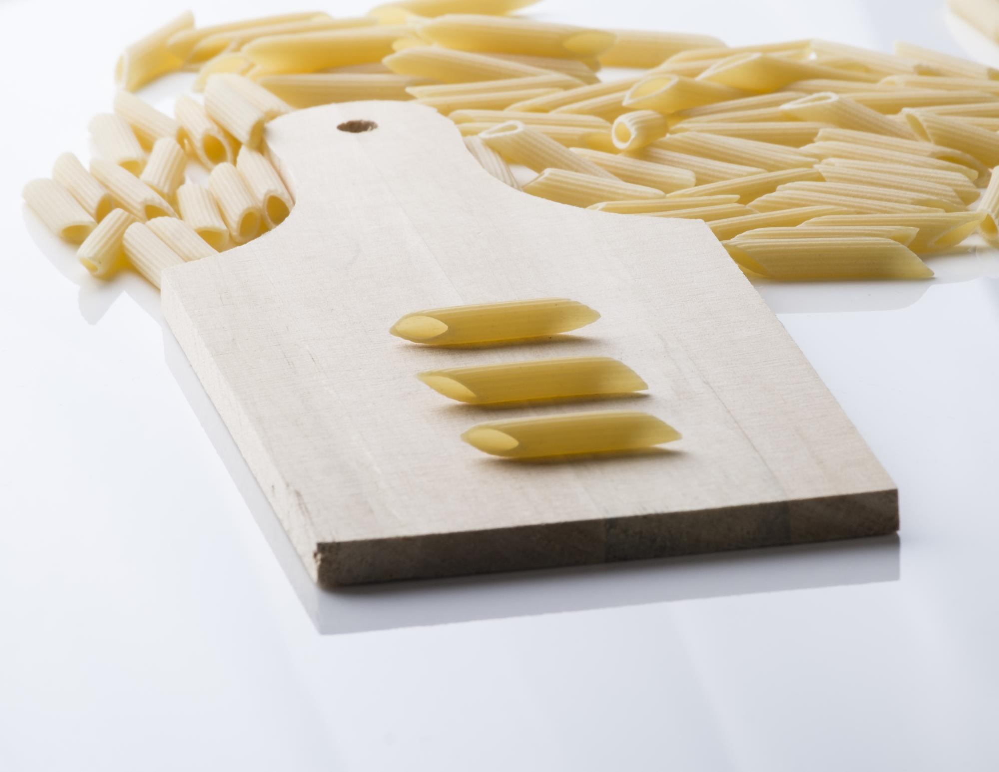 Pasta fatta a mano sul piano di lavoro