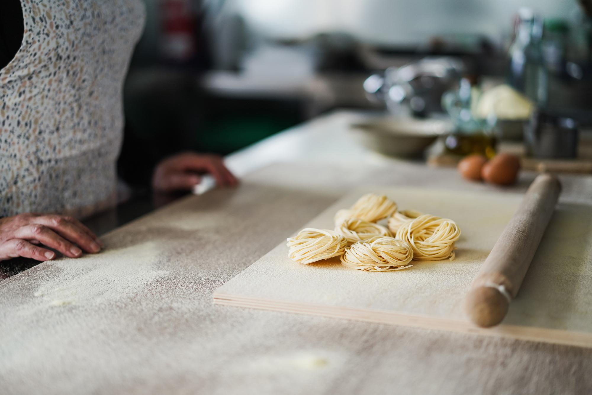 Chef che prepara una pasta artigianale